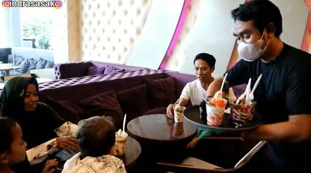 Viral Bule Cantik Asal Prancis Ajak Ibu Mertua dari Kampung Shopping di Mal, Bikin Haru