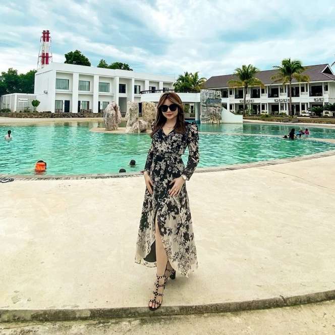 Potret Selebgram Winny Putri Lubis yang Kini Lepas Hijab, Penampilannya Tuai Cibiran!