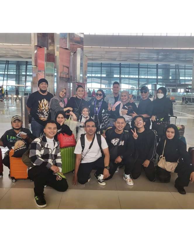 OOTD Ayu Ting Ting Saat Nikmati Liburan di Italia, Penampilannya Mirip Artis Korea