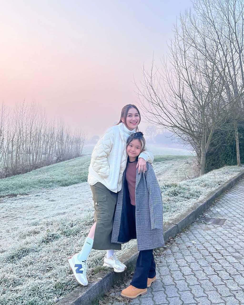 OOTD Ayu Ting Ting Saat Nikmati Liburan di Italia, Penampilannya Mirip Artis Korea