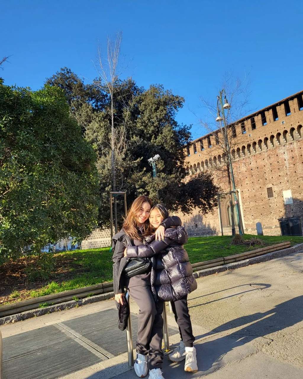 OOTD Ayu Ting Ting Saat Nikmati Liburan di Italia, Penampilannya Mirip Artis Korea