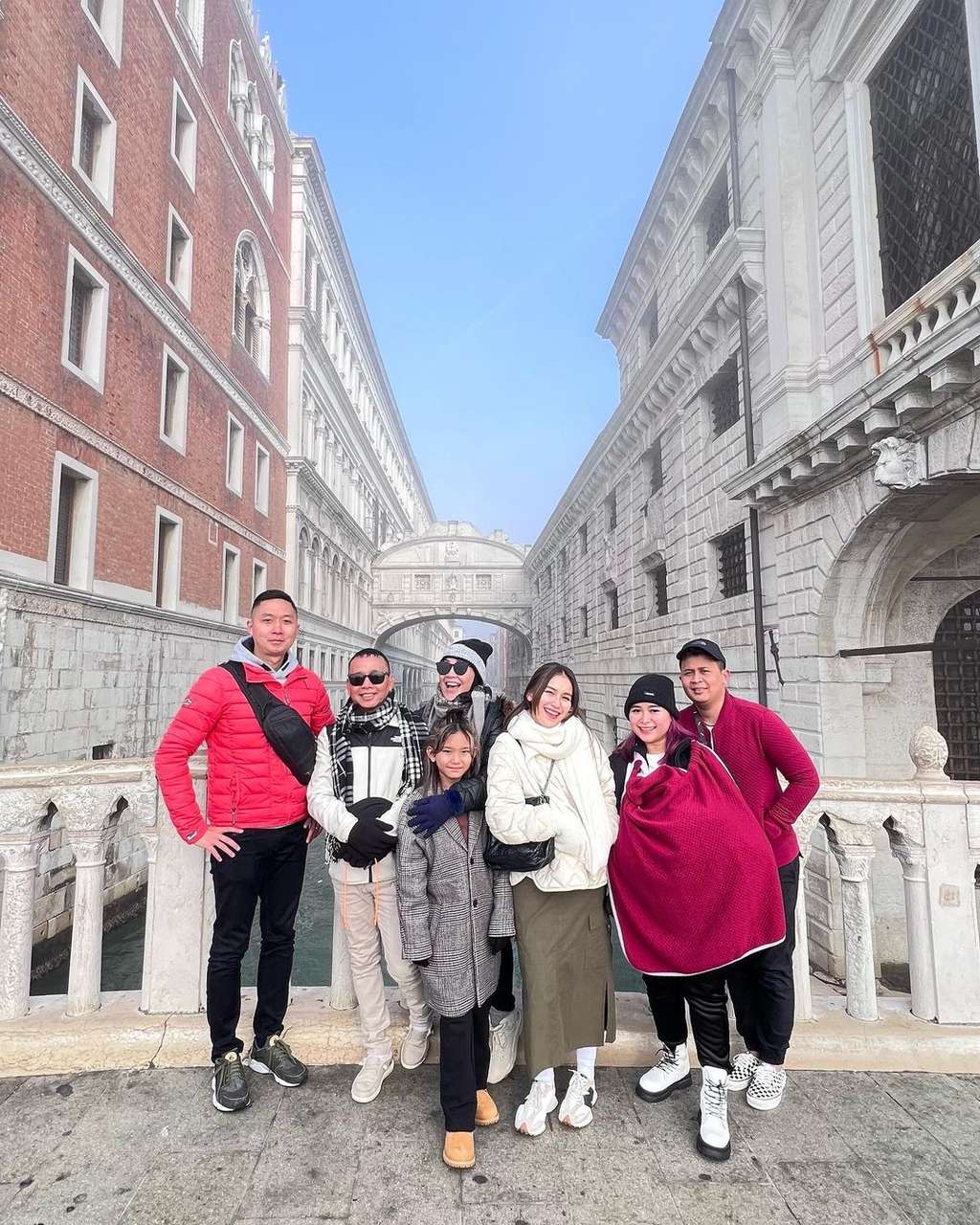 OOTD Ayu Ting Ting Saat Nikmati Liburan di Italia, Penampilannya Mirip Artis Korea