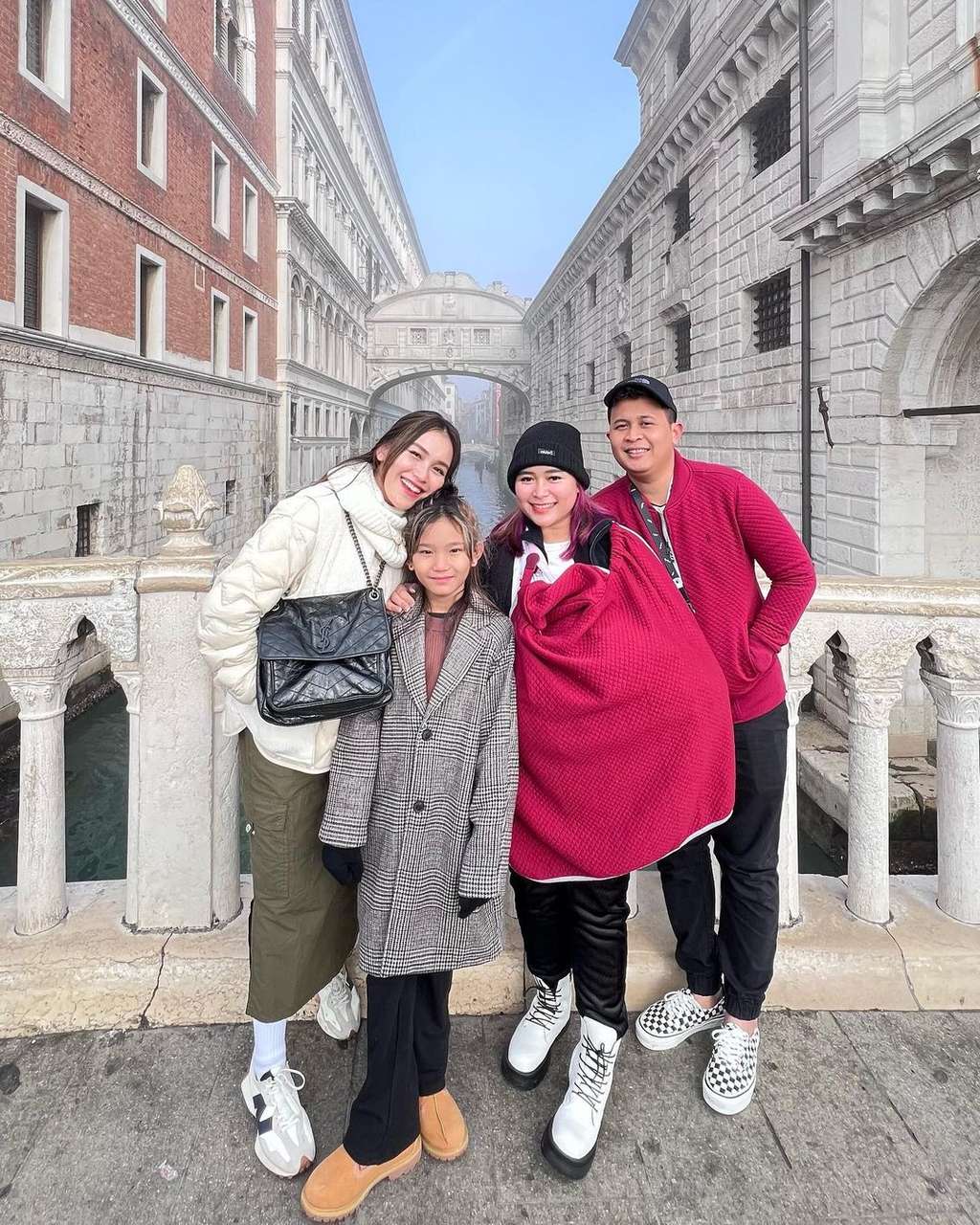 OOTD Ayu Ting Ting Saat Nikmati Liburan di Italia, Penampilannya Mirip Artis Korea