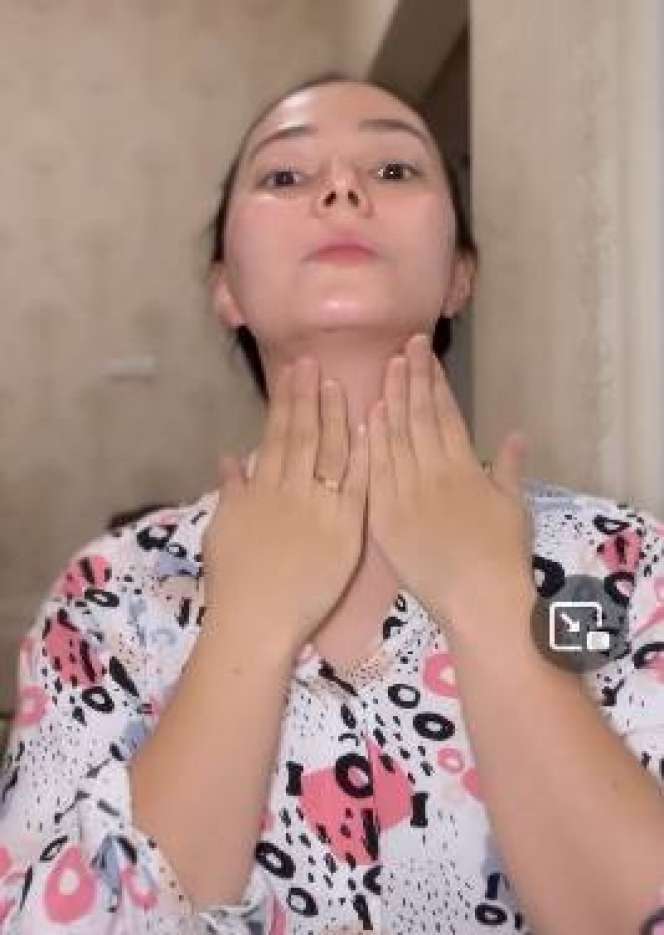 Potret Ritual Asmirandah Sebelum Tidur, Meski Tanpa Makeup Wajahnya Tetap Glowing