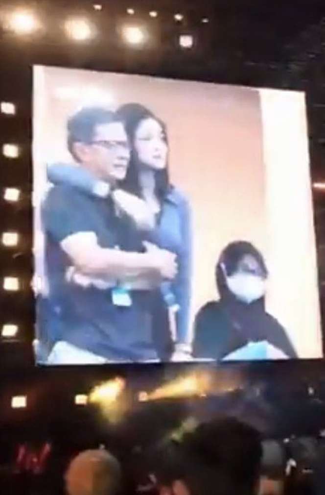 Potret Salsabila Syaira Wanita Cantik yang Diduga Rangkul Rocky Gerung di Konser Dewa 19, Ternyata Bukan Orang Sembarangan!