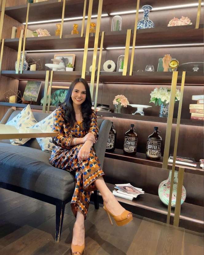 Jarang Terekspos! Potret Cantik Adelia Putri Kakak Shandy Aulia yang Berhijab