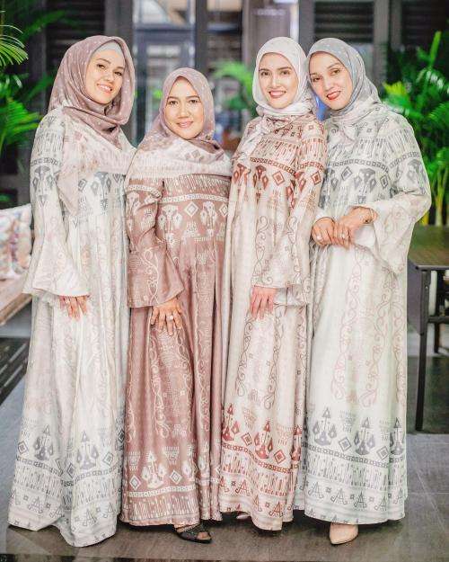 Jarang Terekspos! Potret Cantik Adelia Putri Kakak Shandy Aulia yang Berhijab