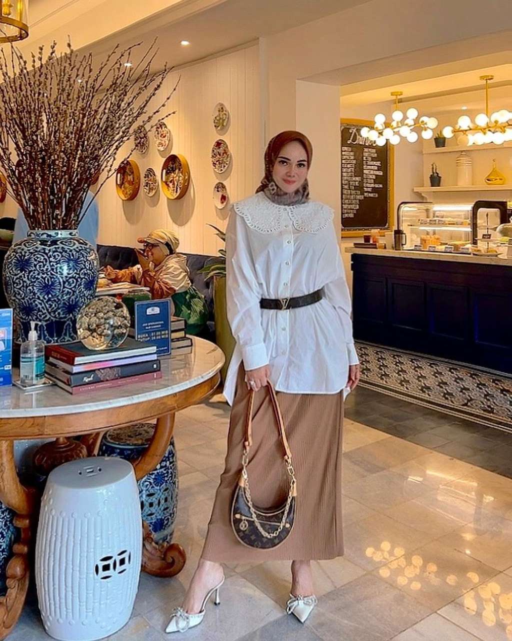Jarang Terekspos! Potret Cantik Adelia Putri Kakak Shandy Aulia yang Berhijab