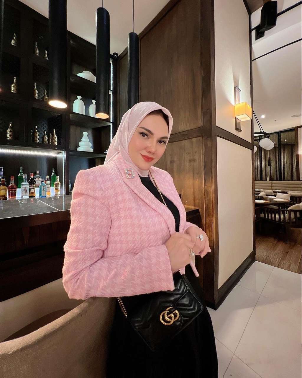 Jarang Terekspos! Potret Cantik Adelia Putri Kakak Shandy Aulia yang Berhijab