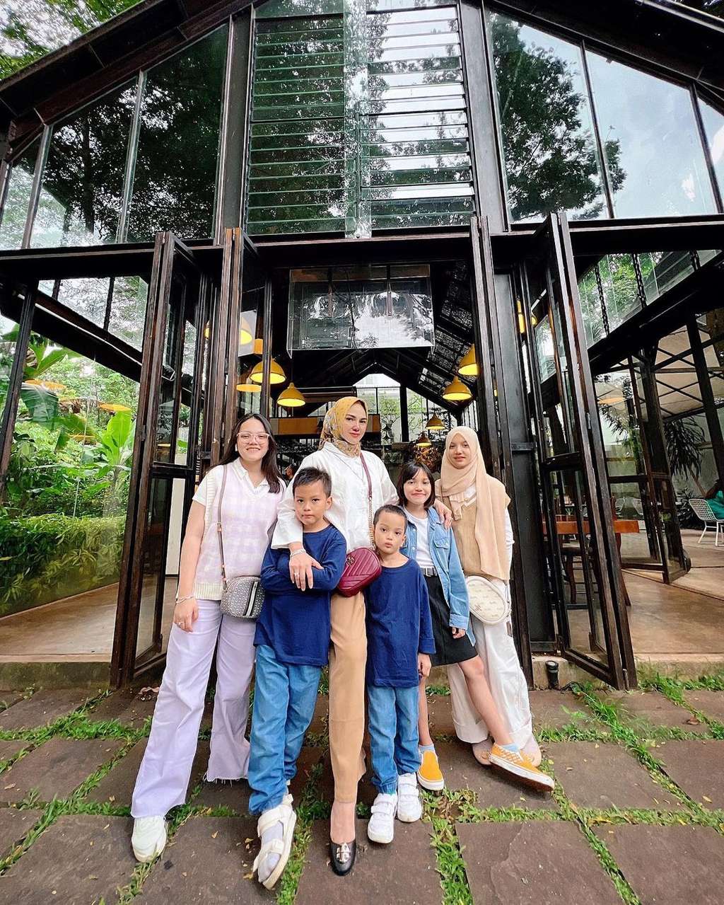 Jarang Terekspos! Potret Cantik Adelia Putri Kakak Shandy Aulia yang Berhijab