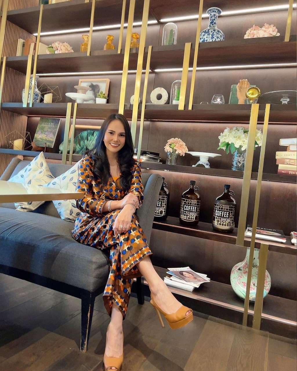 Jarang Terekspos! Potret Cantik Adelia Putri Kakak Shandy Aulia yang Berhijab