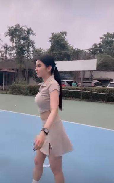 Potret Maria Vania Pamer Body Goals saat Bermain Tenis, Bikin Salfok!