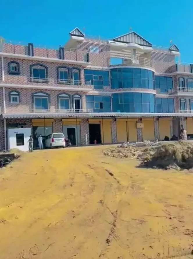 Dari Depan Megah Bak Istana, Penampakan Rumah Pinggir Jalan Ini Bikin Tepuk Jidat, Tipis Pol