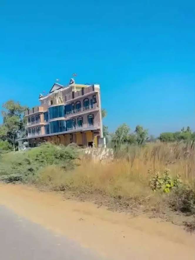 Dari Depan Megah Bak Istana, Penampakan Rumah Pinggir Jalan Ini Bikin Tepuk Jidat, Tipis Pol