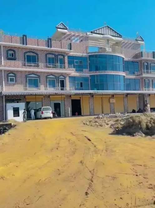 Dari Depan Megah Bak Istana, Penampakan Rumah Pinggir Jalan Ini Bikin Tepuk Jidat, Tipis Pol