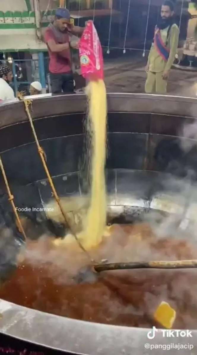 Pakai Wajan Bekas Pasir, 10 Potret Pembuatan Makanan Porsi Jumbo di India Ini Bikin Mual