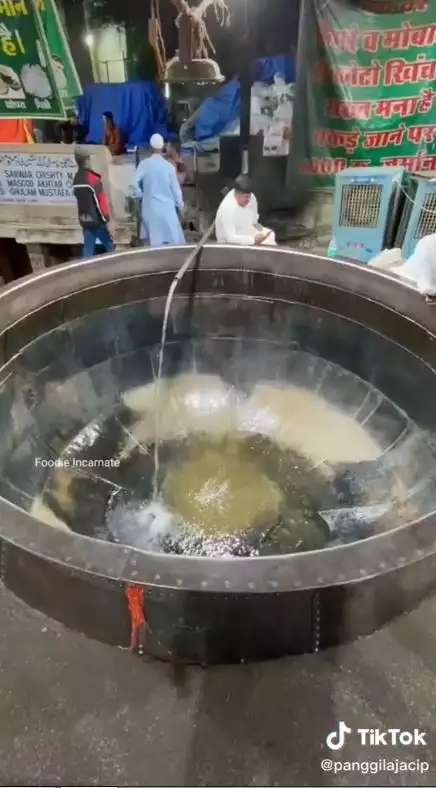 Pakai Wajan Bekas Pasir, 10 Potret Pembuatan Makanan Porsi Jumbo di India Ini Bikin Mual