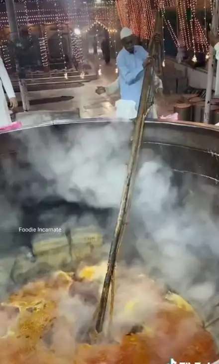 Pakai Wajan Bekas Pasir, 10 Potret Pembuatan Makanan Porsi Jumbo di India Ini Bikin Mual