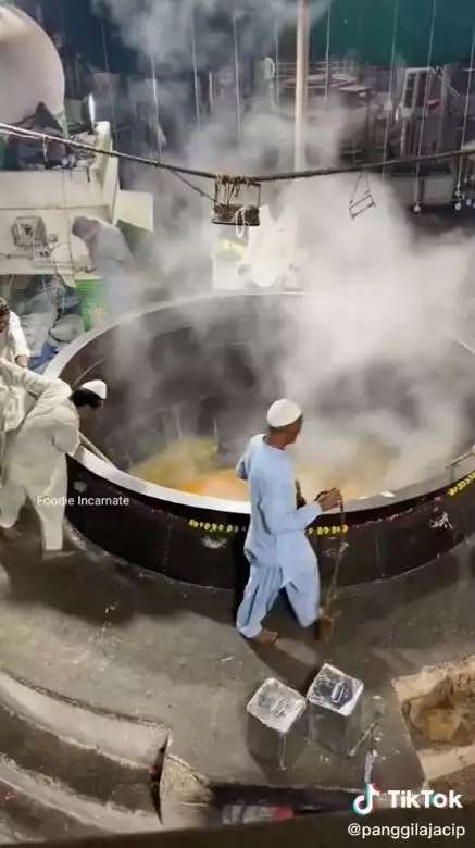 Pakai Wajan Bekas Pasir, 10 Potret Pembuatan Makanan Porsi Jumbo di India Ini Bikin Mual