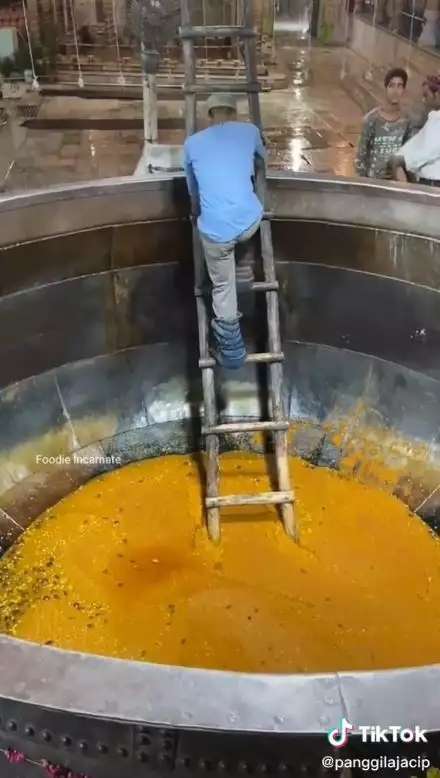 Pakai Wajan Bekas Pasir, 10 Potret Pembuatan Makanan Porsi Jumbo di India Ini Bikin Mual