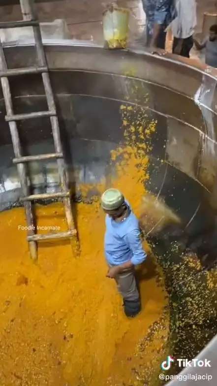 Pakai Wajan Bekas Pasir, 10 Potret Pembuatan Makanan Porsi Jumbo di India Ini Bikin Mual