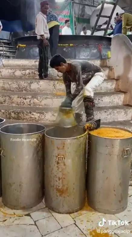 Pakai Wajan Bekas Pasir, 10 Potret Pembuatan Makanan Porsi Jumbo di India Ini Bikin Mual