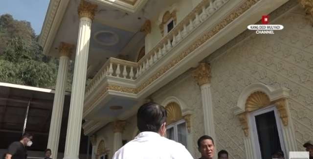 Viral Rumah Megah Bak Istana Milik Kades Purwakarta, Banyak Mobil Mewah Jarang ada di Indonesia
