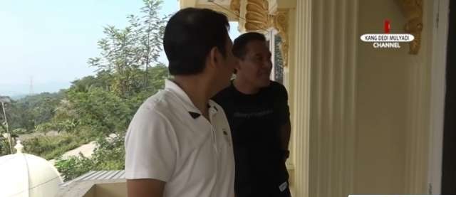 Viral Rumah Megah Bak Istana Milik Kades Purwakarta, Banyak Mobil Mewah Jarang ada di Indonesia