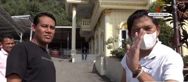 Viral Rumah Megah Bak Istana Milik Kades Purwakarta, Banyak Mobil Mewah Jarang ada di Indonesia