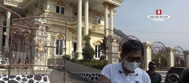 Viral Rumah Megah Bak Istana Milik Kades Purwakarta, Banyak Mobil Mewah Jarang ada di Indonesia