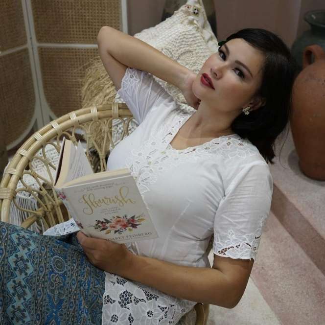 Masih Ingat Model Video Klip `Buat Aku Tersenyum` Sheila On 7? Dulu Supermodel Terkenal, Kini Banting Stir Jadi Pendeta!