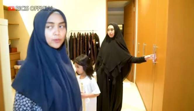 10 Adu Mewah Rumah Bunga Zainal VS Ria Ricis, Bak Bumi & Langit, Sang Youtuber Kalah Tajir?