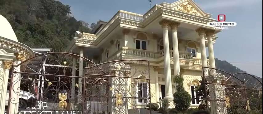 Potret Rumah Mewah di Tengah Desa, Bentuknya Bak Istana, Ternyata Milik Peternak Ikan!