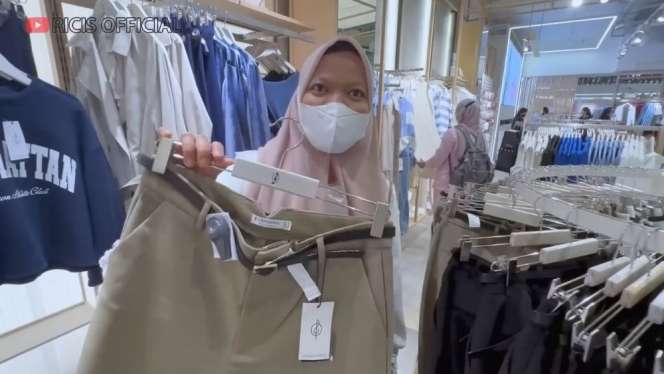 Momen Ria Ricis Ajak ART Belanja ke Mall, Bebas Pilih Barang Branded