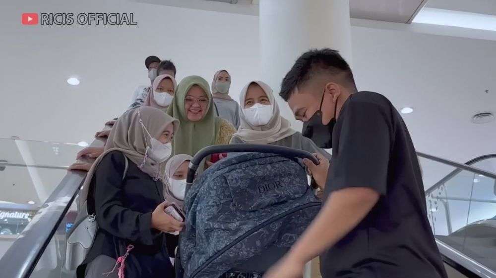 Momen Ria Ricis Ajak ART Belanja ke Mall, Bebas Pilih Barang Branded