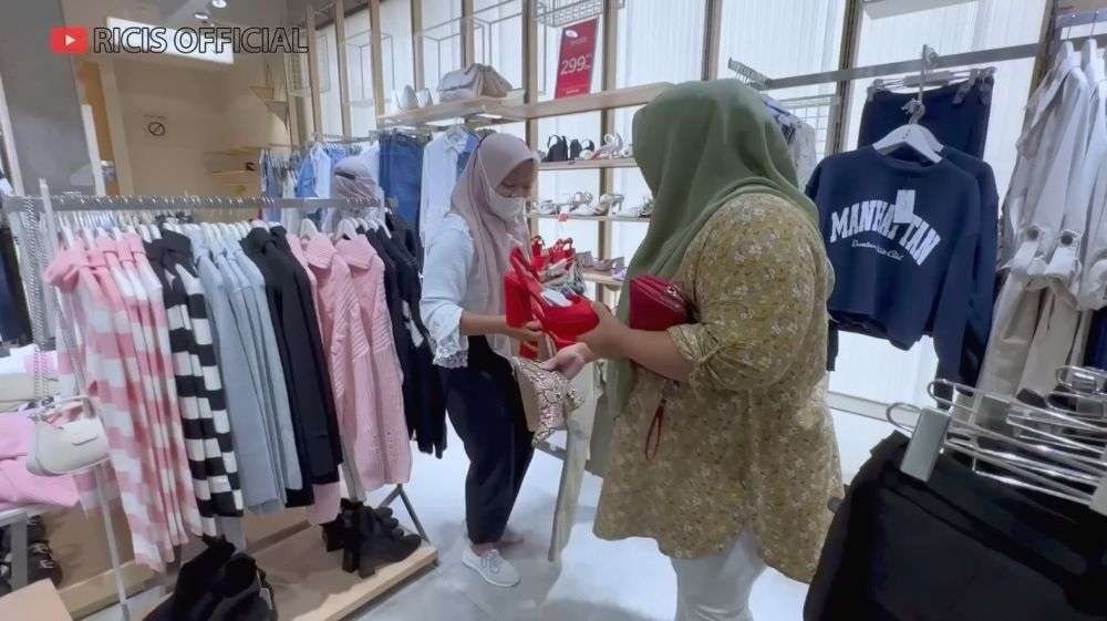 Momen Ria Ricis Ajak ART Belanja ke Mall, Bebas Pilih Barang Branded