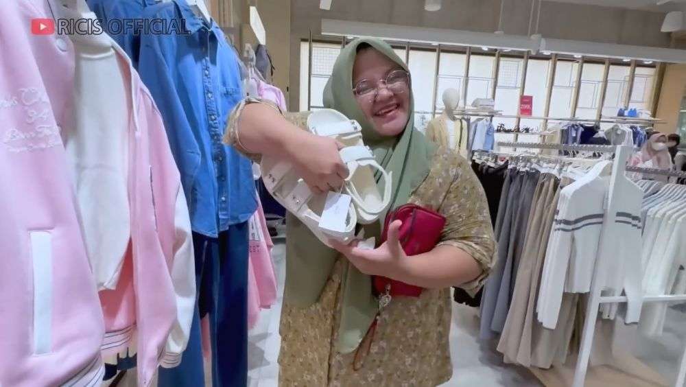 Momen Ria Ricis Ajak ART Belanja ke Mall, Bebas Pilih Barang Branded