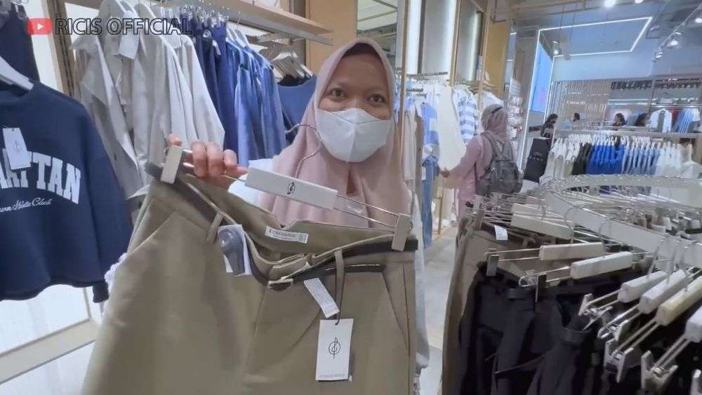 Momen Ria Ricis Ajak ART Belanja ke Mall, Bebas Pilih Barang Branded