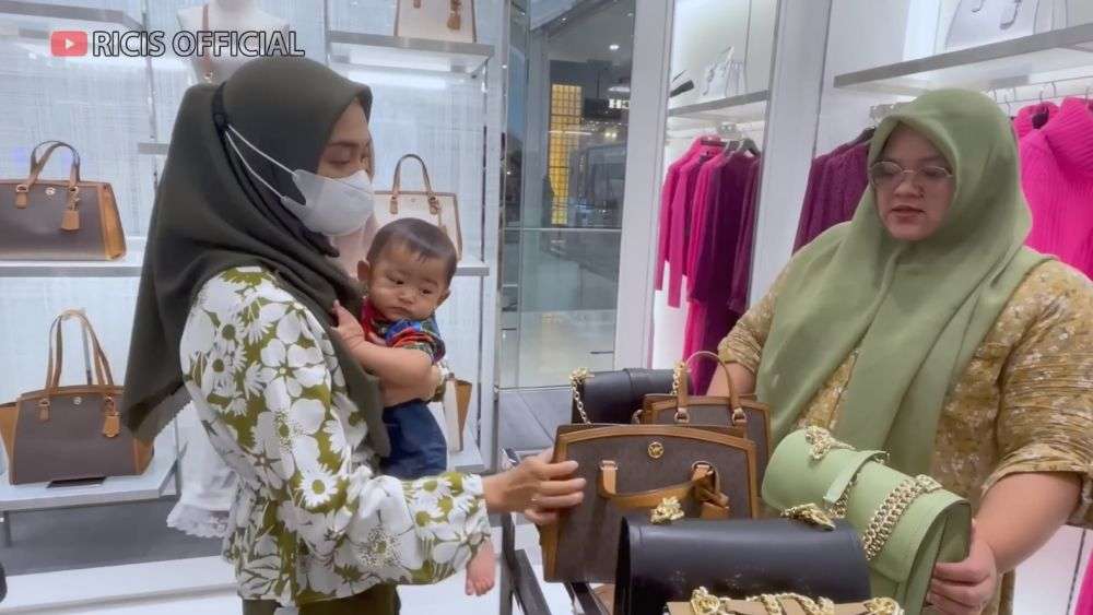 Momen Ria Ricis Ajak ART Belanja ke Mall, Bebas Pilih Barang Branded