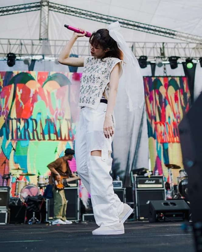 Anti Mainstream Outfit Widy Vierratale saat Manggung, Kerap Tampil Berani