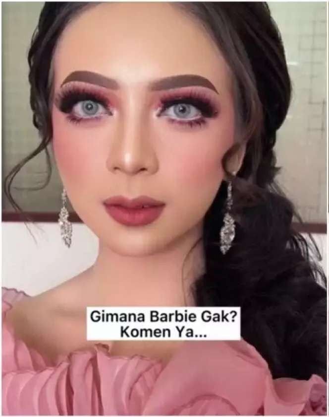 Wanita Dengan Bekas Jerawat Dimakeup MUA Ala Barbie, Hasilnya Bikin Lupa Wajah Aslinya