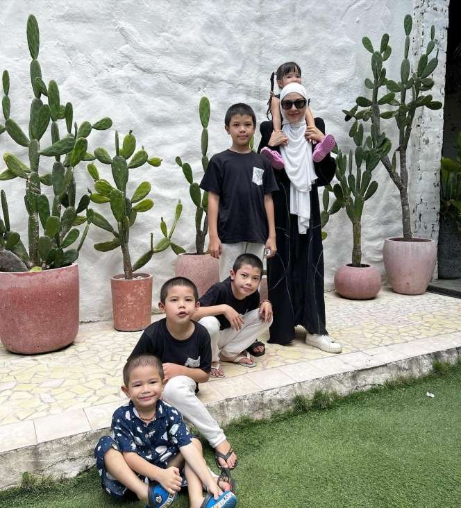 Punya Banyak Anak, Seleb Cantik Ini Justru Keliatan Masih ABG!