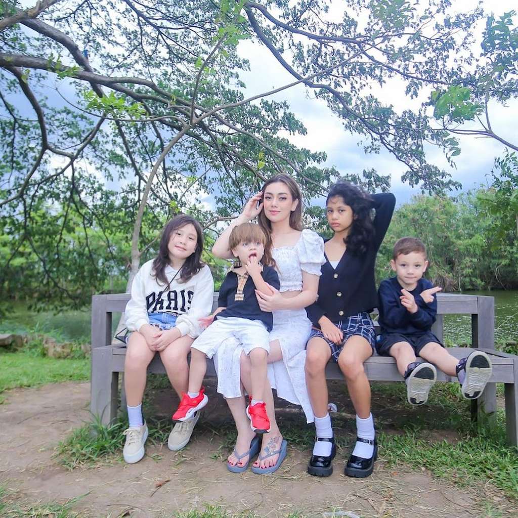 Punya Banyak Anak, Seleb Cantik Ini Justru Keliatan Masih ABG!