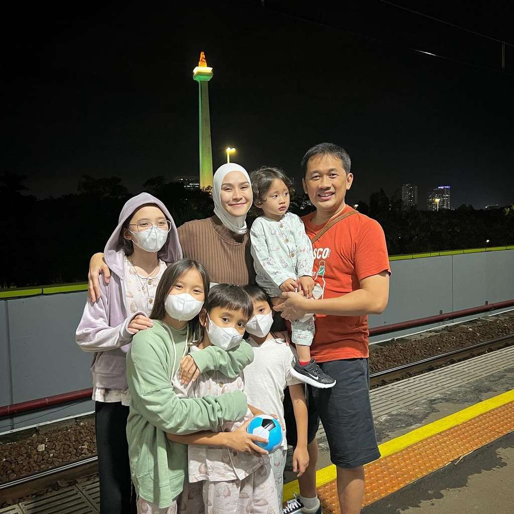 Punya Banyak Anak, Seleb Cantik Ini Justru Keliatan Masih ABG!