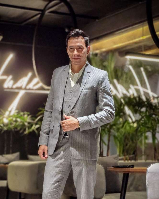 Masih Ingat Pria Culun di Video Klip `Bertahan Di Sana` Sheila On 7? Kini Transformasinya Bikin Takjub, Dijuluki Hot Daddy!