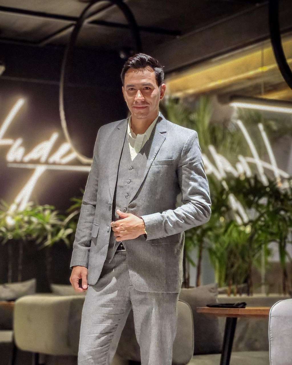 Masih Ingat Pria Culun di Video Klip `Bertahan Di Sana` Sheila On 7? Kini Transformasinya Bikin Takjub, Dijuluki Hot Daddy!