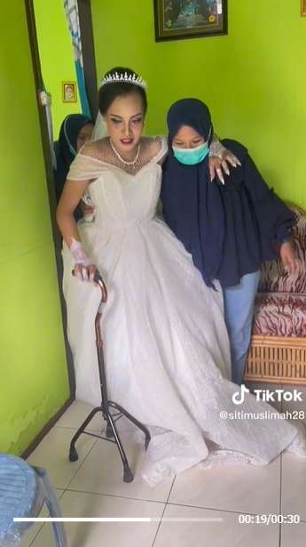 Viral Pengantin Dirias MUA Sambil Tiduran, Mendadak Tak Bisa Jalan di Hari Pernikahan