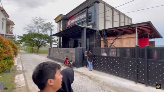 10 Potret Rumah Baru Denny Caknan di Ngawi, Besar dan Megah, Bak Bumi Langit dengan Sekitarnya!