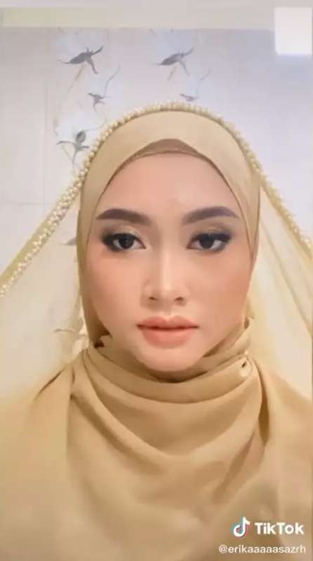 Wanita Ini Pamerkan Makeup Ibunya yang Kerja Jadi MUA Kampung, Hasilnya Ngalahin Profesional