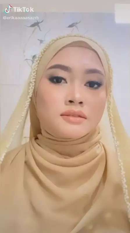 Wanita Ini Pamerkan Makeup Ibunya yang Kerja Jadi MUA Kampung, Hasilnya Ngalahin Profesional